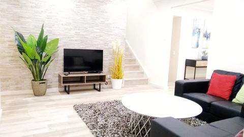 Modern 4-Bedroom House On Cunningham Near Singleton CBD Hunter Valley - Internet Find 0