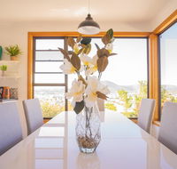Moonah House-10 mins to CBD  MONA 4BR 2 BATH great view park 3 cars sleep 11 king bed en-suite - Internet Find