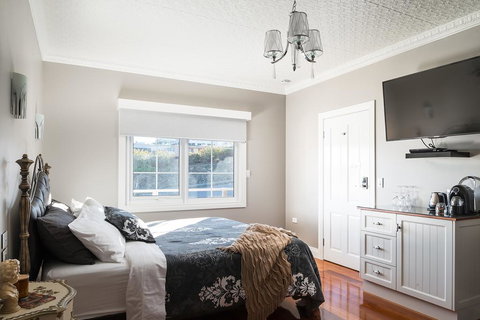 Noah's Stanley Luxury Bed And Breakfast - Internet Find 2