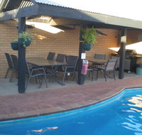 Oasis Motor Inn - Internet Find