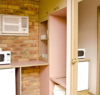 Pines Country Club Motor Inn - Internet Find
