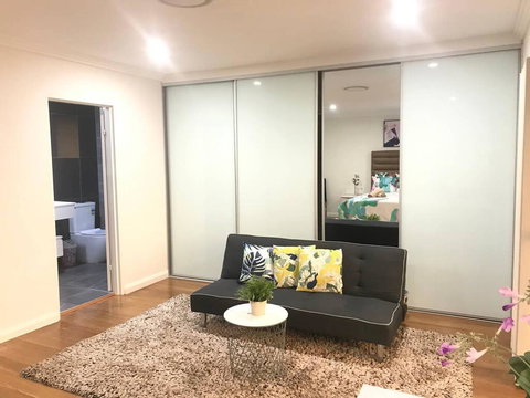 Private Room In Modern, Comfortable Home Stay - Internet Find 1
