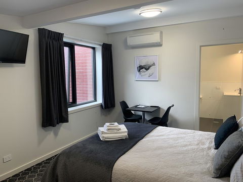 Queens Arms Hotel - Internet Find 0