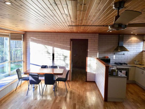 Romantic Getaway With Spa And Wifi - Pet Friendly - Internet Find 3