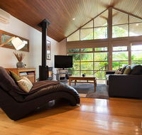 Romantic Treehouse Getaway - Internet Find