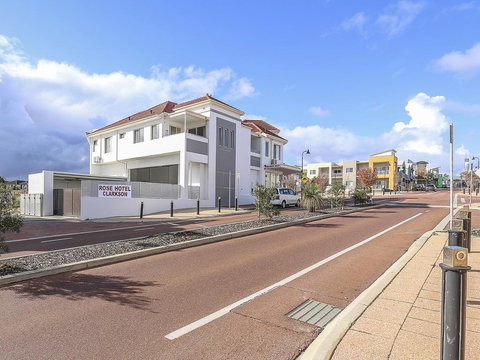 Rose Hotel Clarkson - Internet Find 2