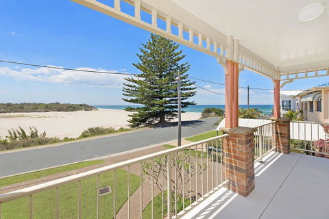 SEASCAPE - An Enticing Lakeside Escape - Internet Find 0