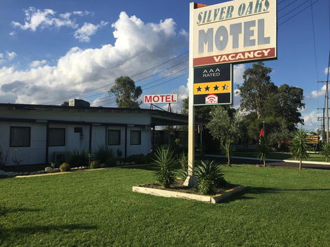 Silver Oaks Motel - Internet Find 2