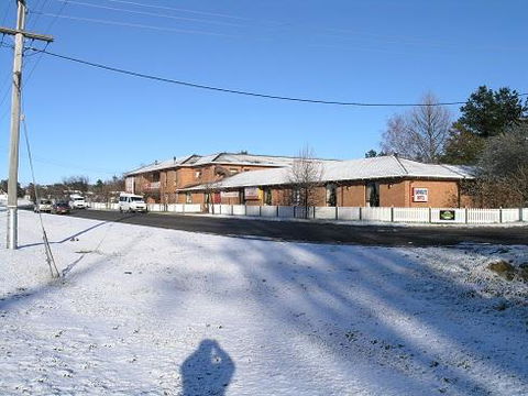 Snowgate Motel + Apartments - Internet Find 0
