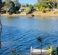Spacious 2 Bedroom Beach Side Apartment - Close to shopping Centre with Coles Health Food Shop Sushi Pizza Cafes Hairdresse - Internet Find