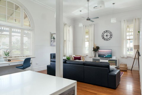 Spacious 2-bed, 2-bath Home With Parking And Balcony - Internet Find 0