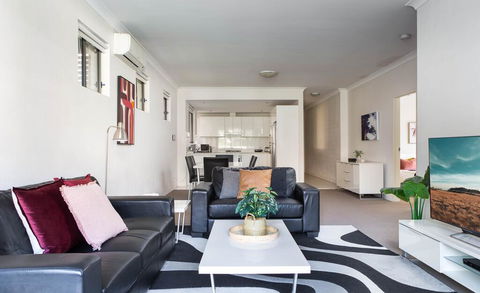 Spacious Two-Bedroom Apartment Near Hospital - Internet Find 0