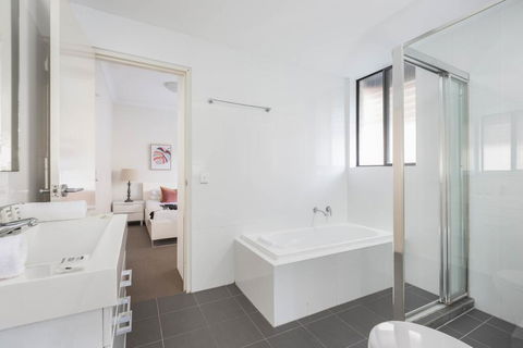 Spacious Two-Bedroom Apartment Near Hospital - Internet Find 3
