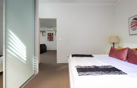 Spacious Two-Bedroom Apartment Near Hospital - Internet Find 2