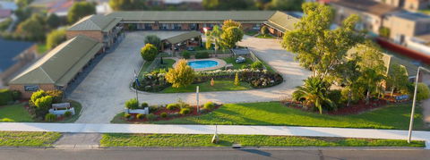 Statesman Motor Inn - Internet Find 0