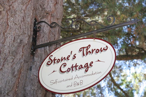 Stone's Throw Cottage Bed And Breakfast - Internet Find 1