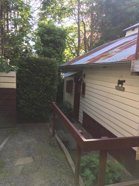 Stone's Throw Cottage Bed And Breakfast - Internet Find 3