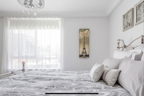 Stunning Burleigh Beach Apartment - Internet Find 3