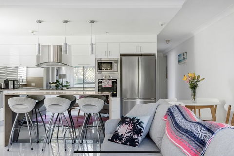 Stunning Burleigh Beach Apartment - Internet Find 0
