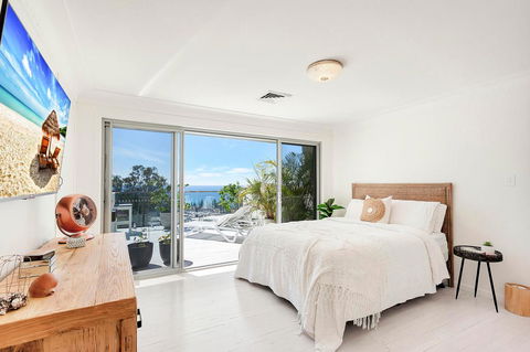 Stunning Oceanview Retreat Between Beach And Bush - Internet Find 2