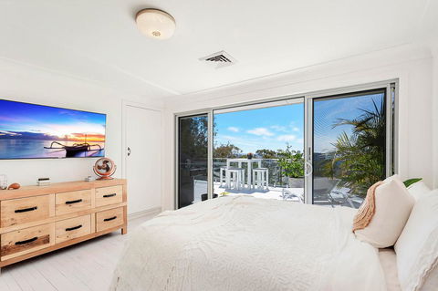 Stunning Oceanview Retreat Between Beach And Bush - Internet Find 1
