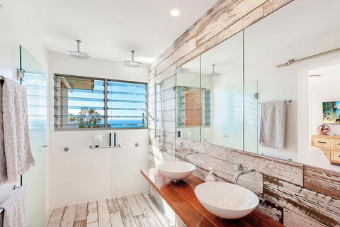 Stunning Oceanview Retreat Between Beach And Bush - Internet Find 3