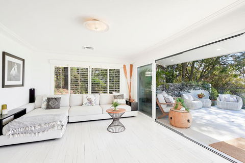 Stunning Oceanview Retreat Between Beach And Bush - Internet Find 0