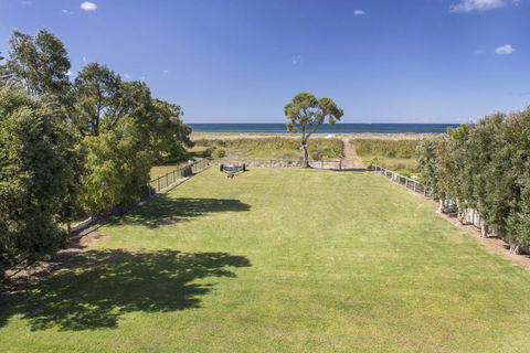 Sugar Shack - Character Family Home Right On The Ocean - Internet Find 2