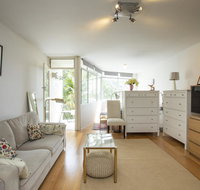 Sunlit studio in the trees walk to the beach - Internet Find