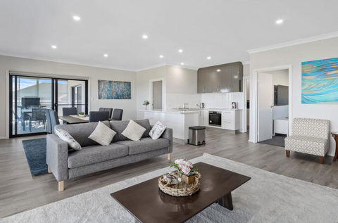 Sunset Horizon At Lady Bay - 8 Huntingdale Drive - Internet Find 3