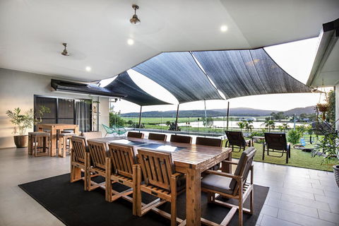 Sunset Retreat Airlie Beach Rural Getaway - Internet Find 3