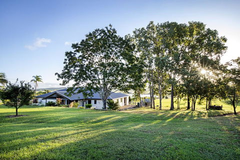 Sunset Retreat Airlie Beach Rural Getaway - Internet Find 1