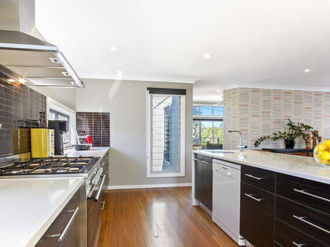 Sunshine Beach House-25 Metre Walk To The Beach - Internet Find 1