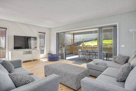 Sunshine Beach House: Brand New, Stunning - Internet Find 0