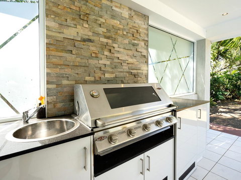 Super Sized Family Retreat With A Pool - Internet Find 3