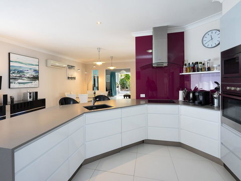 Super Sized Family Retreat With A Pool - Internet Find 2