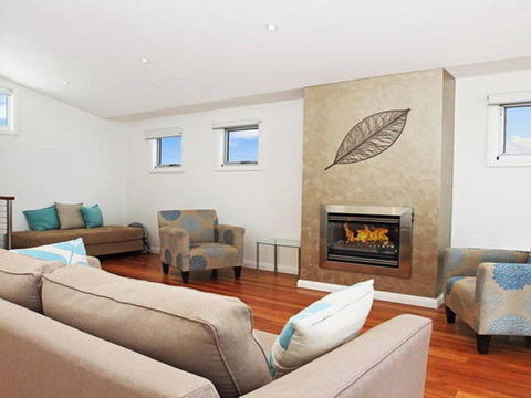 Surf Mist - Contemporary Seaside Duplex - Internet Find 1