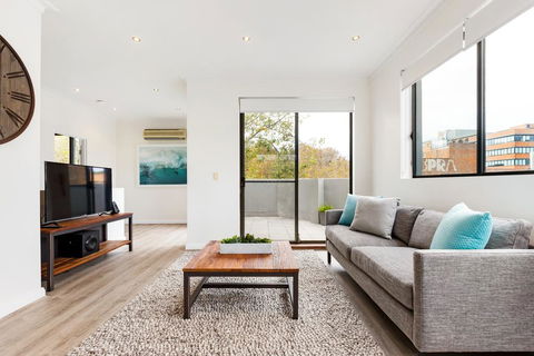 Surry Hills Modern Self-Contained One-Bedroom Apartment (19 FOV) - Internet Find 1