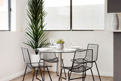 Surry Hills Modern Self-Contained One-Bedroom Apartment (19 FOV) - Internet Find 2