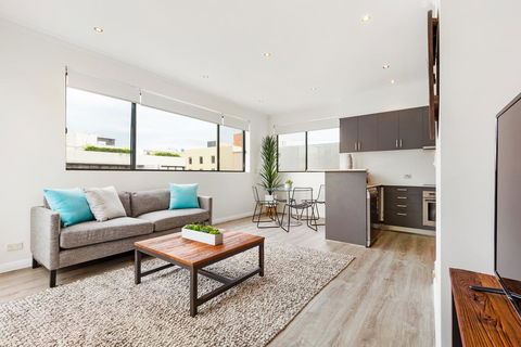 Surry Hills Modern Self-Contained One-Bedroom Apartment (19 FOV) - Internet Find 0