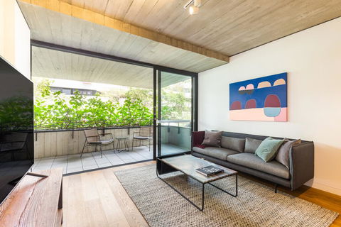 Surry Hills Self-contained 1 Bedroom Apartment (6 BRK) - Internet Find 1