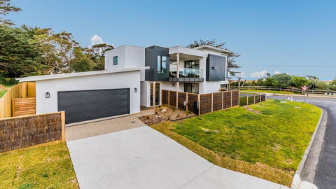 SWEEPING VIEWS - FREE WIFI & NETFLIX - PET FRIENDLY (OUTSIDE ONLY) - Internet Find 0