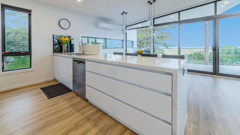 SWEEPING VIEWS - FREE WIFI & NETFLIX - PET FRIENDLY (OUTSIDE ONLY) - Internet Find 3