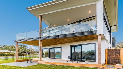 SWEEPING VIEWS - FREE WIFI & NETFLIX - PET FRIENDLY (OUTSIDE ONLY) - Internet Find 1