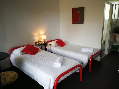 Tamar Cove Motel - Internet Find 3