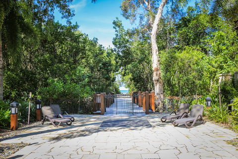Temple 121 Modern Spacious Palm Cove 2 Brm 2 Bth Resort Apartment With Courtyard - Internet Find 1
