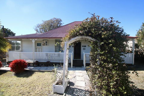 Tenterfield Historic C1895 Cottage - Internet Find 1