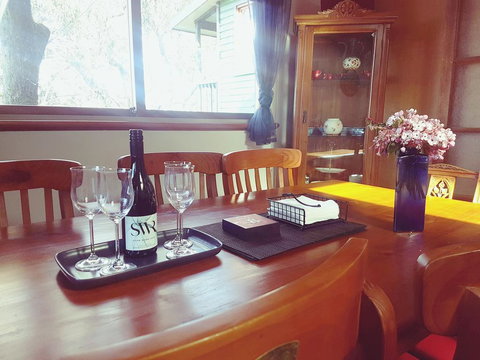 The Black Cockatoo - Secret Garden Mountains Home - Internet Find 3