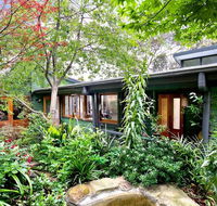 The Black Cockatoo - Secret Garden Mountains Home - Internet Find