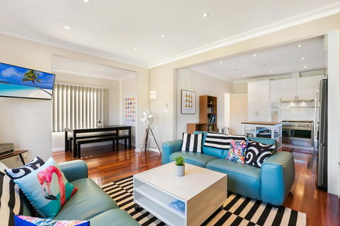 The Bud House - Internet Find 0